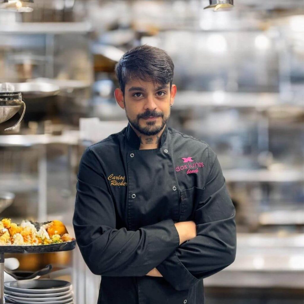 El Chef Carlos Rocher llegó a Arrocería Dos Lunas Puerto Valencia, donde rápidamente se le asignó el puesto de “maestro arrocero” poco después de su llegada.