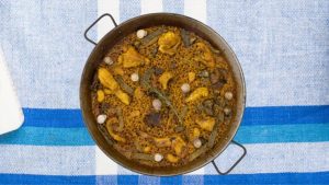 Paella valenciana de pollo y conejo