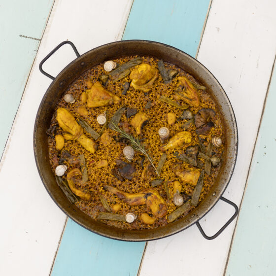 Paella valenciana de pollo y conejo