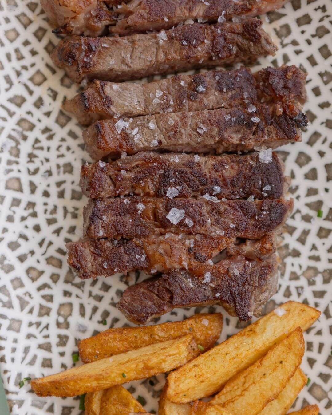 Restaurante arrocería con otras opciones como: Carnes maduradas, como nuestra hamburguesa de Rubia Gallega y el Solomillo, pescados y mariscos frescos, como el Pulpo a la Brasa y el Taco de Atún.