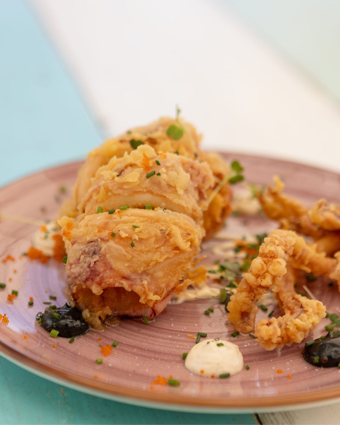 Restaurante arrocería con otras opciones como: Carnes maduradas, como nuestra hamburguesa de Rubia Gallega y el Solomillo, pescados y mariscos frescos, como el Pulpo a la Brasa y el Taco de Atún.