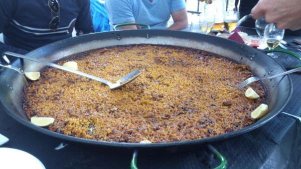 Arroz a banda preparado en paella